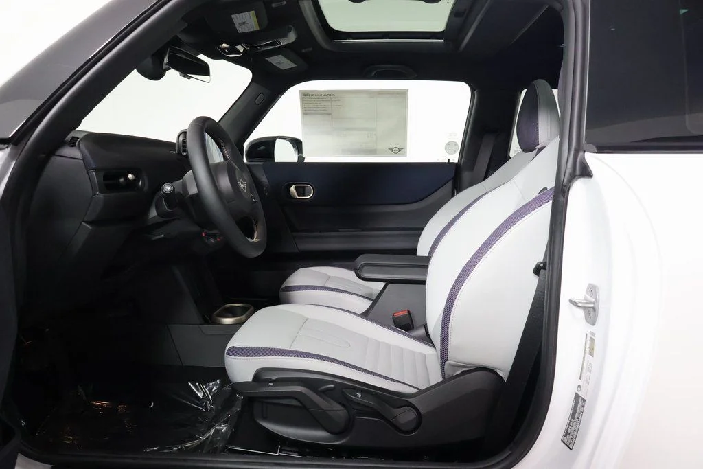 New 2026 White Metallic MINI Signature Plus image 5