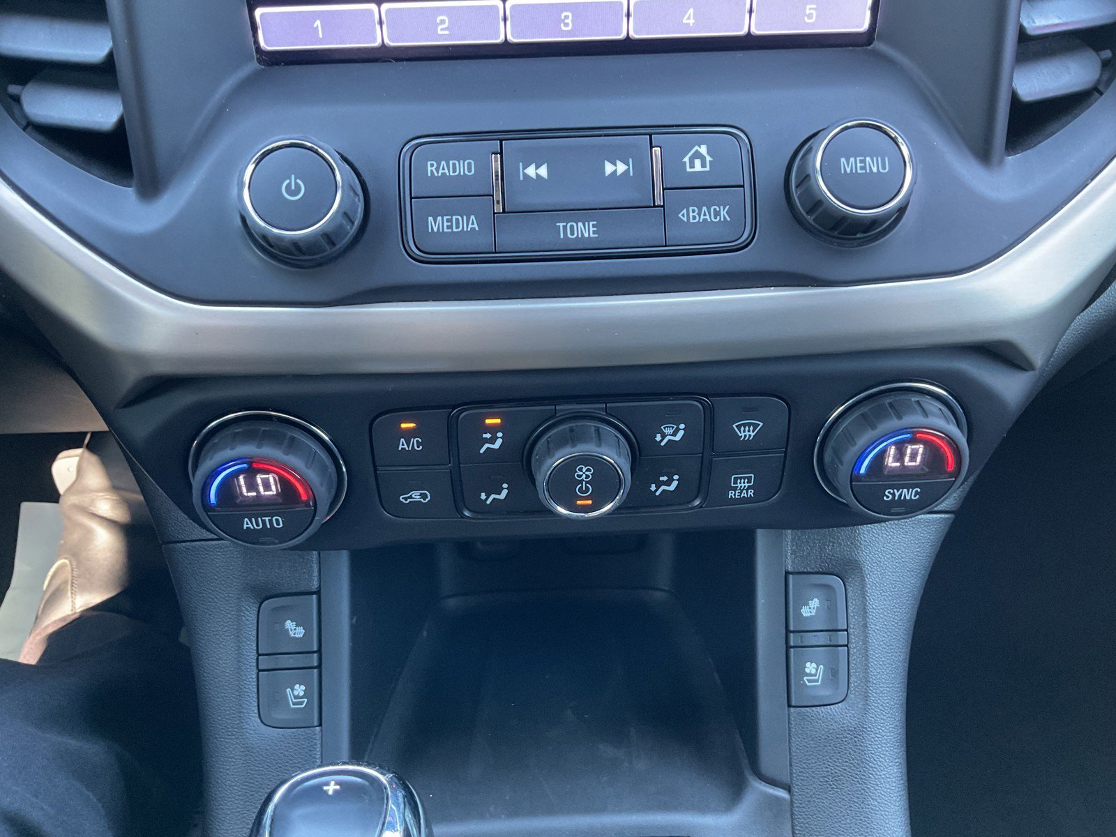 Used 2017 White Frost Tricoat GMC Denali image 25