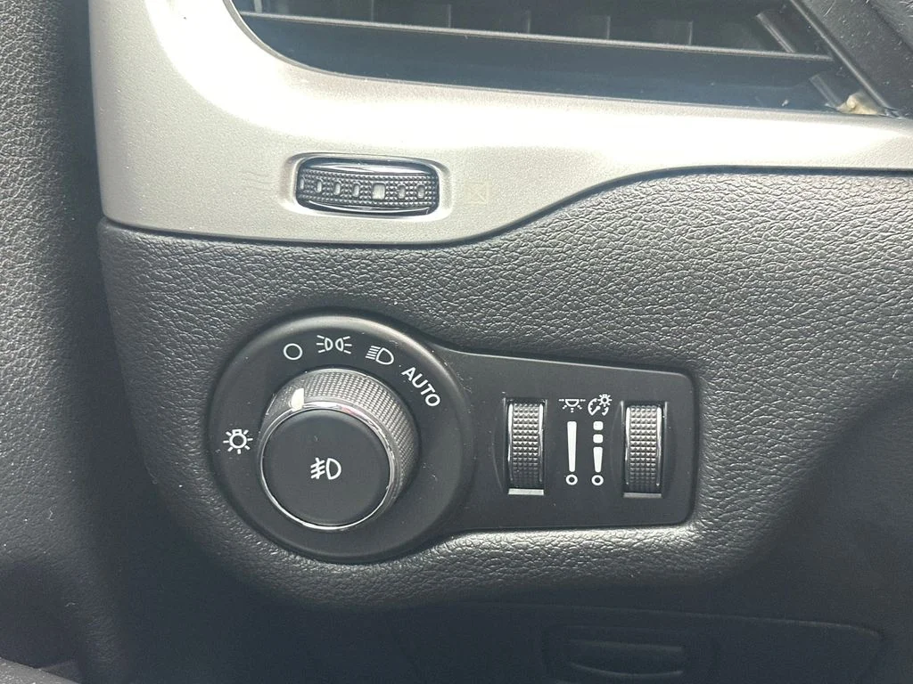 Used 2018 White Jeep Trailhawk image 16