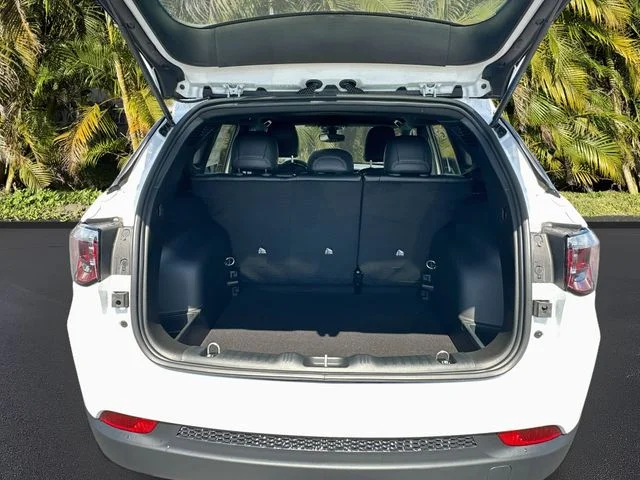 New 2026 Bright White Clearcoat Jeep Latitude image 25