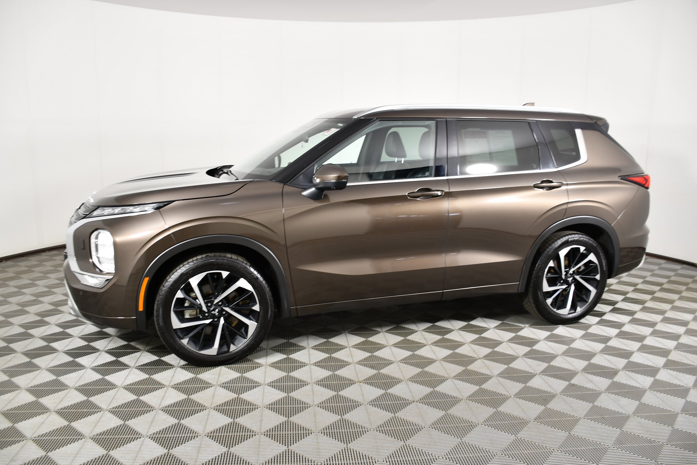 Used 2022 Deep Bronze Metallic Mitsubishi SEL image 9