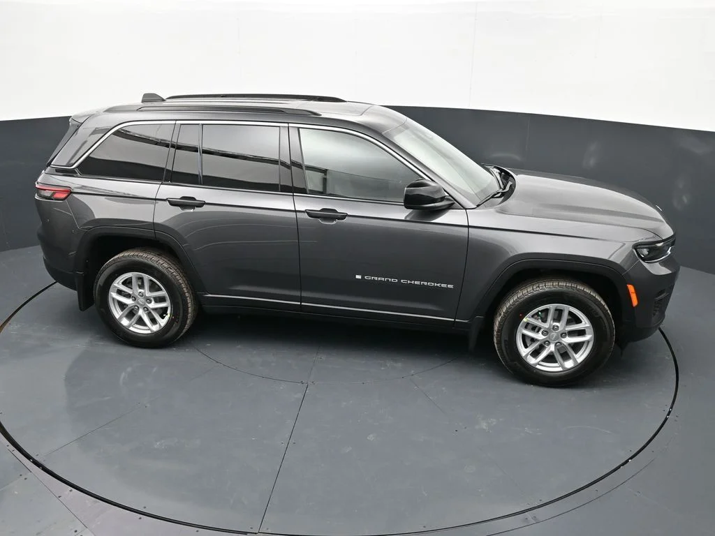 New 2026 Baltic Gray Metallic Clear-Coat Exterior Paint Jeep Laredo X image 33