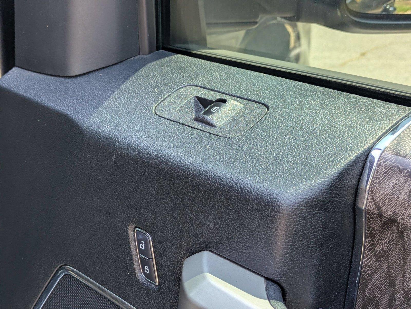Used 2018 Magnetic Metallic Ford LARIAT image 33