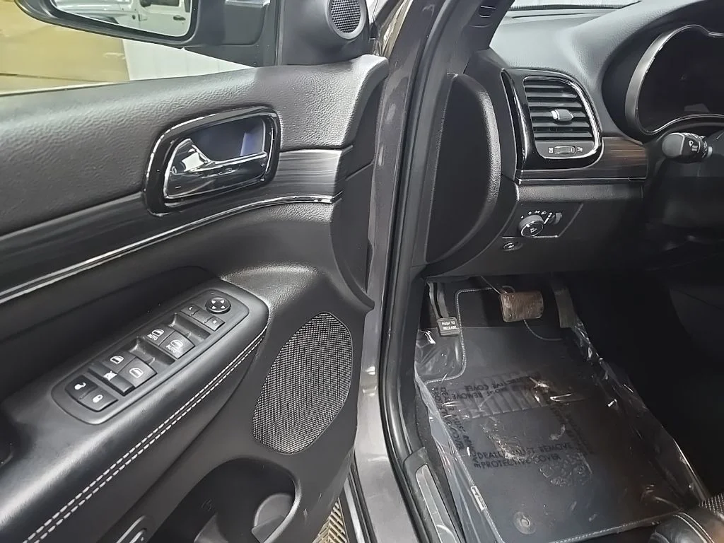 Used 2021 Gray Jeep Limited image 28