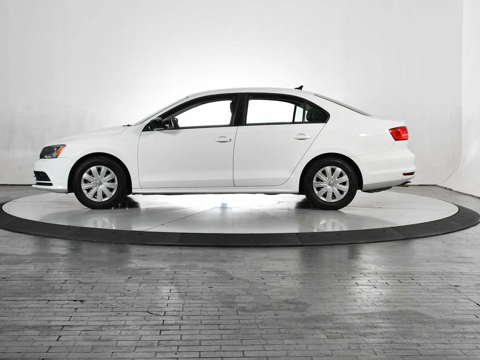 Used 2015 Pure White Volkswagen 2.0L S image 2