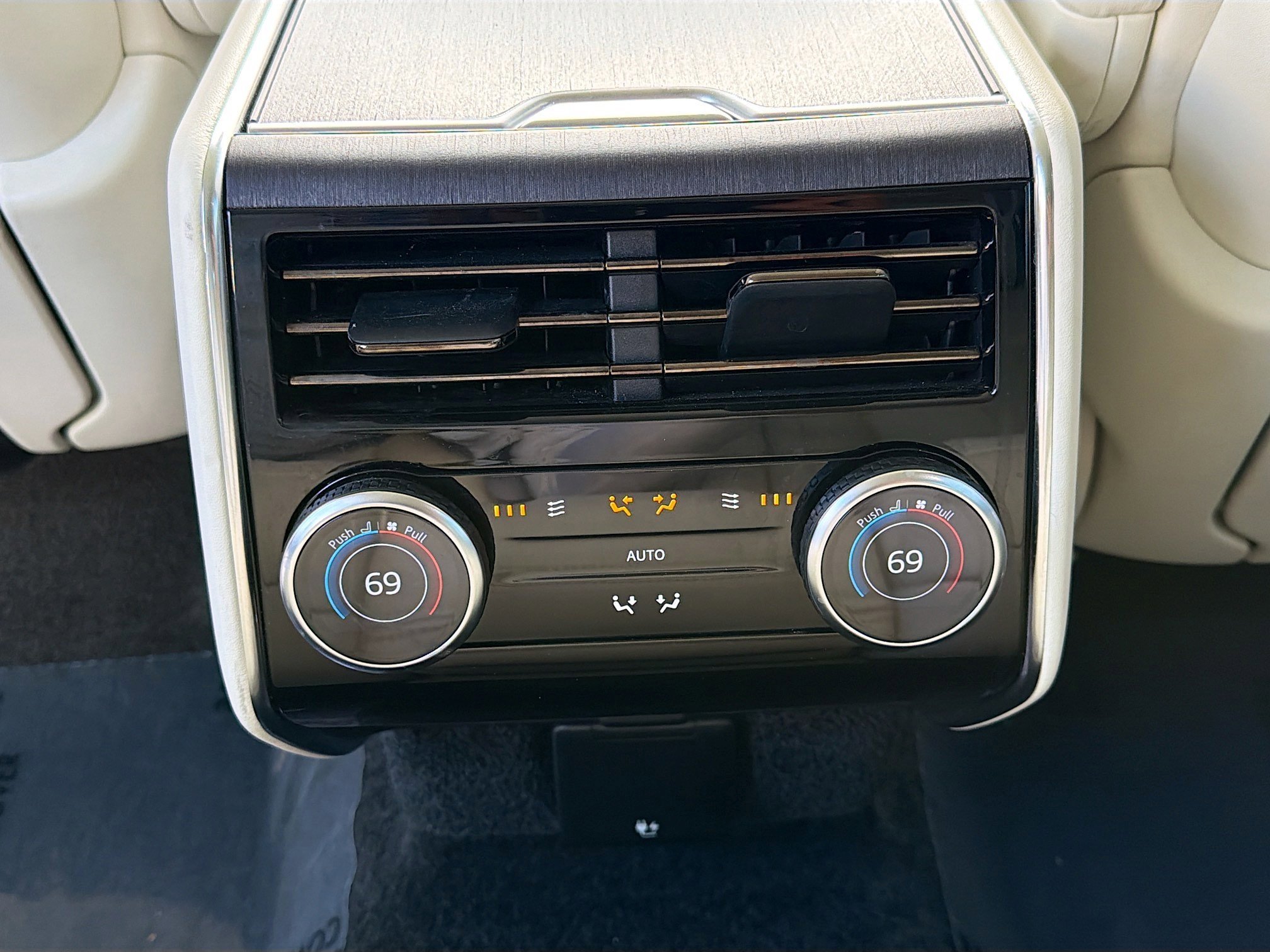 Certified Used 2023 White Land Rover Autobiography image 21