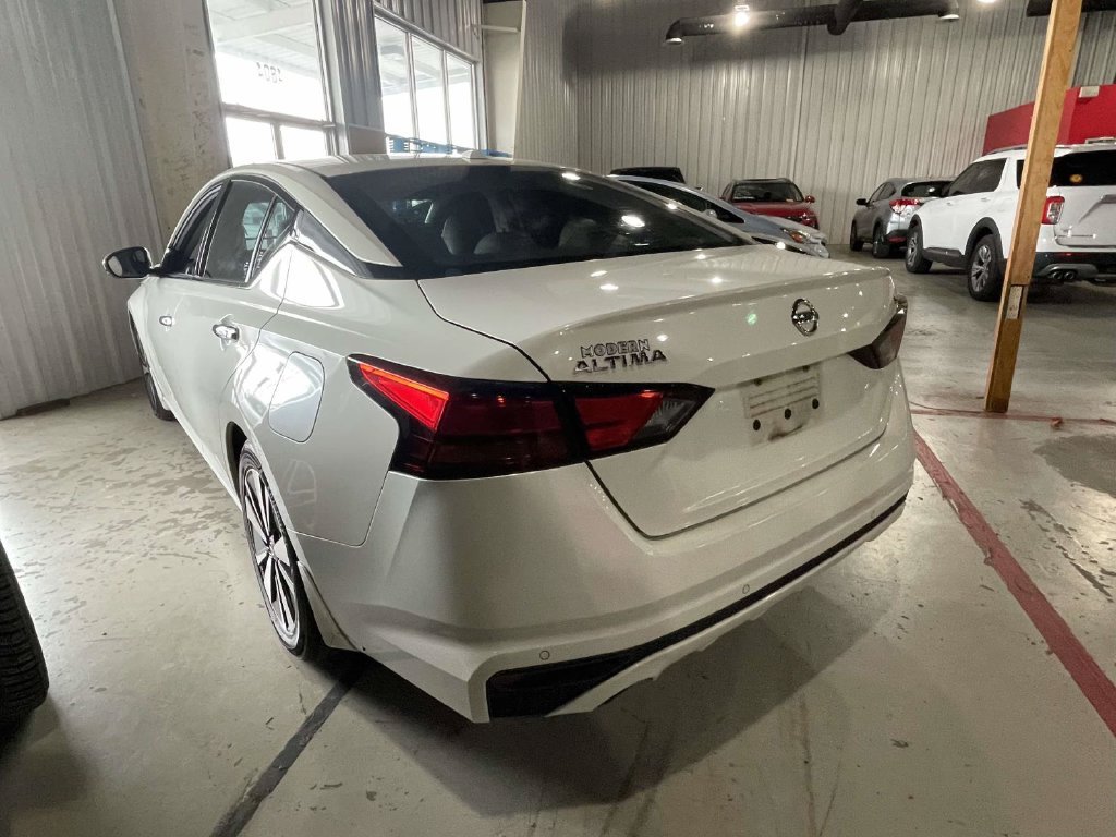 Used 2019 White Nissan 2.5 SL image 3