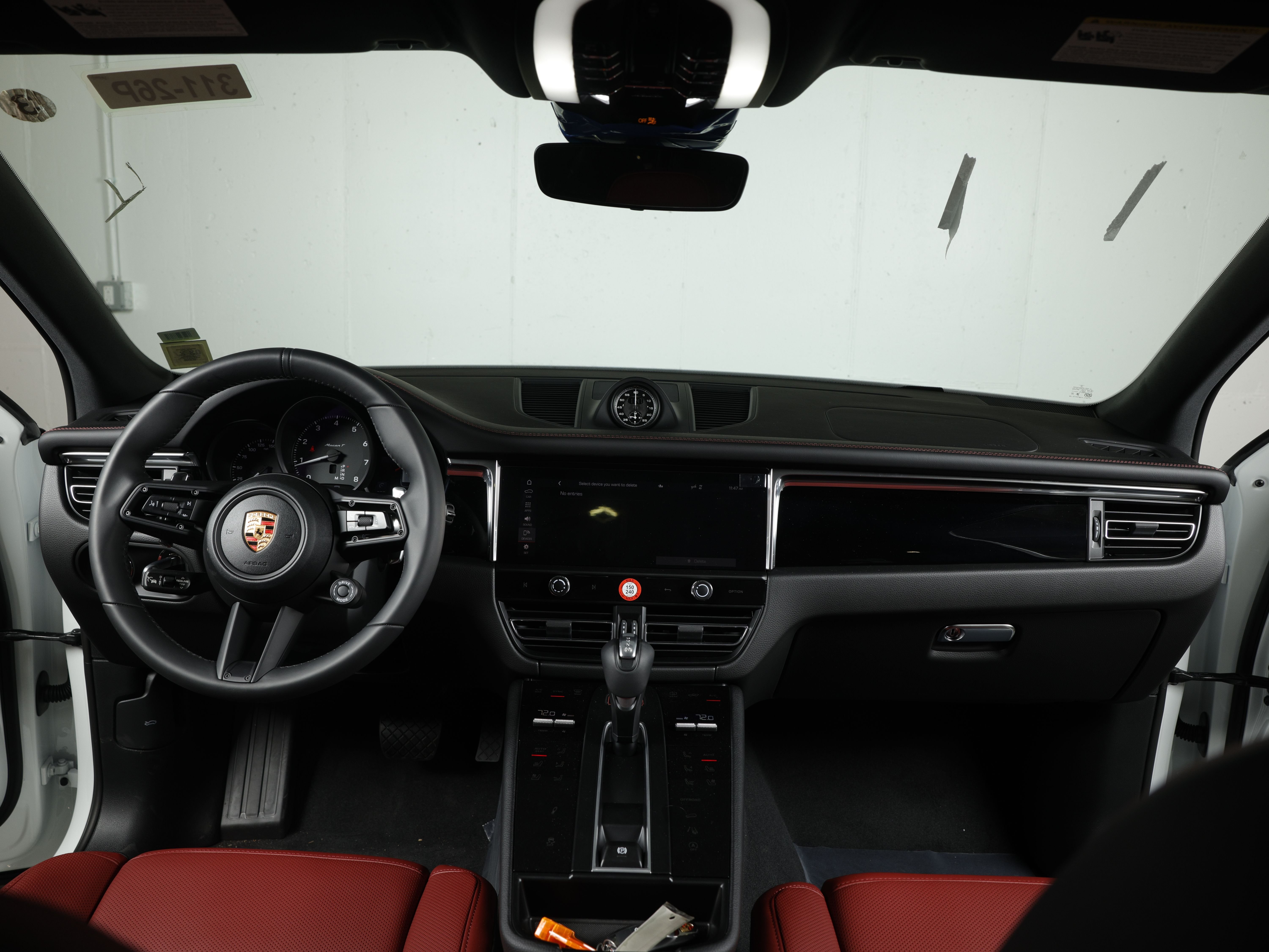 2026 Porsche Macan T - Photo 24