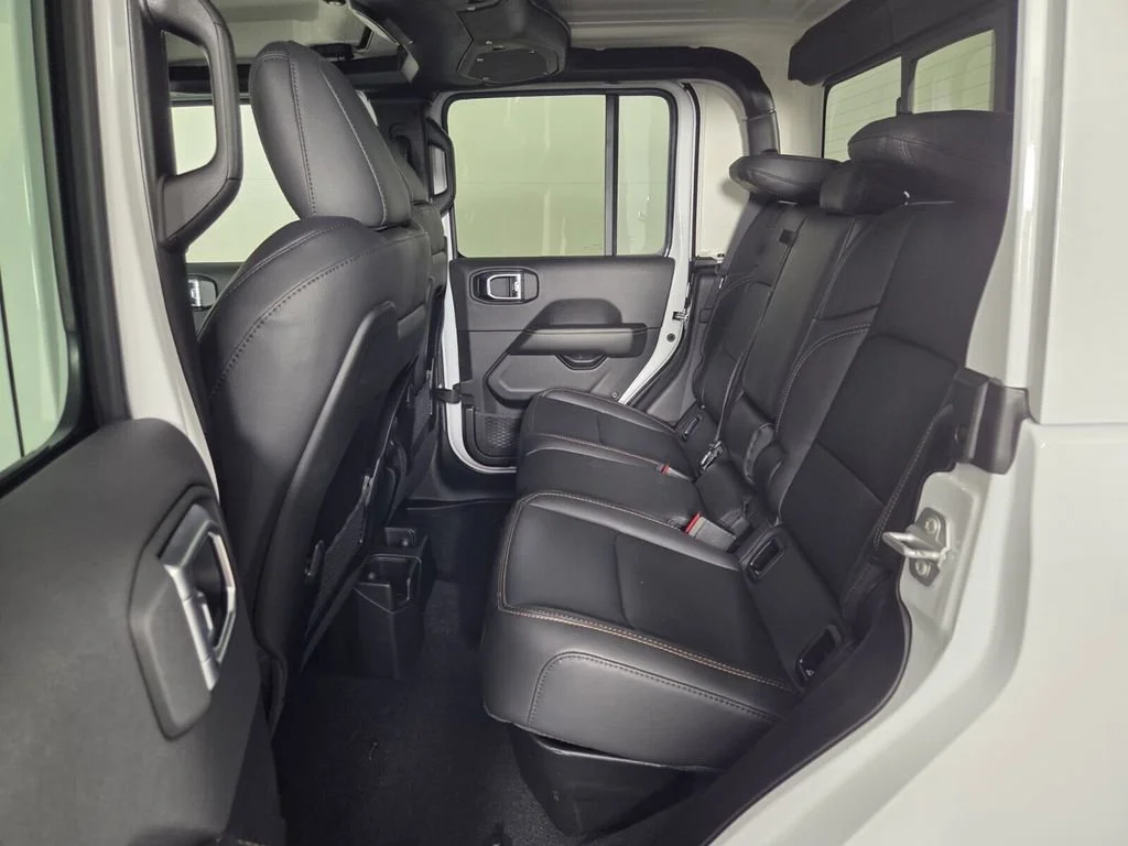 New 2026 Bright White Clear-Coat Exterior Paint Jeep Sahara image 17