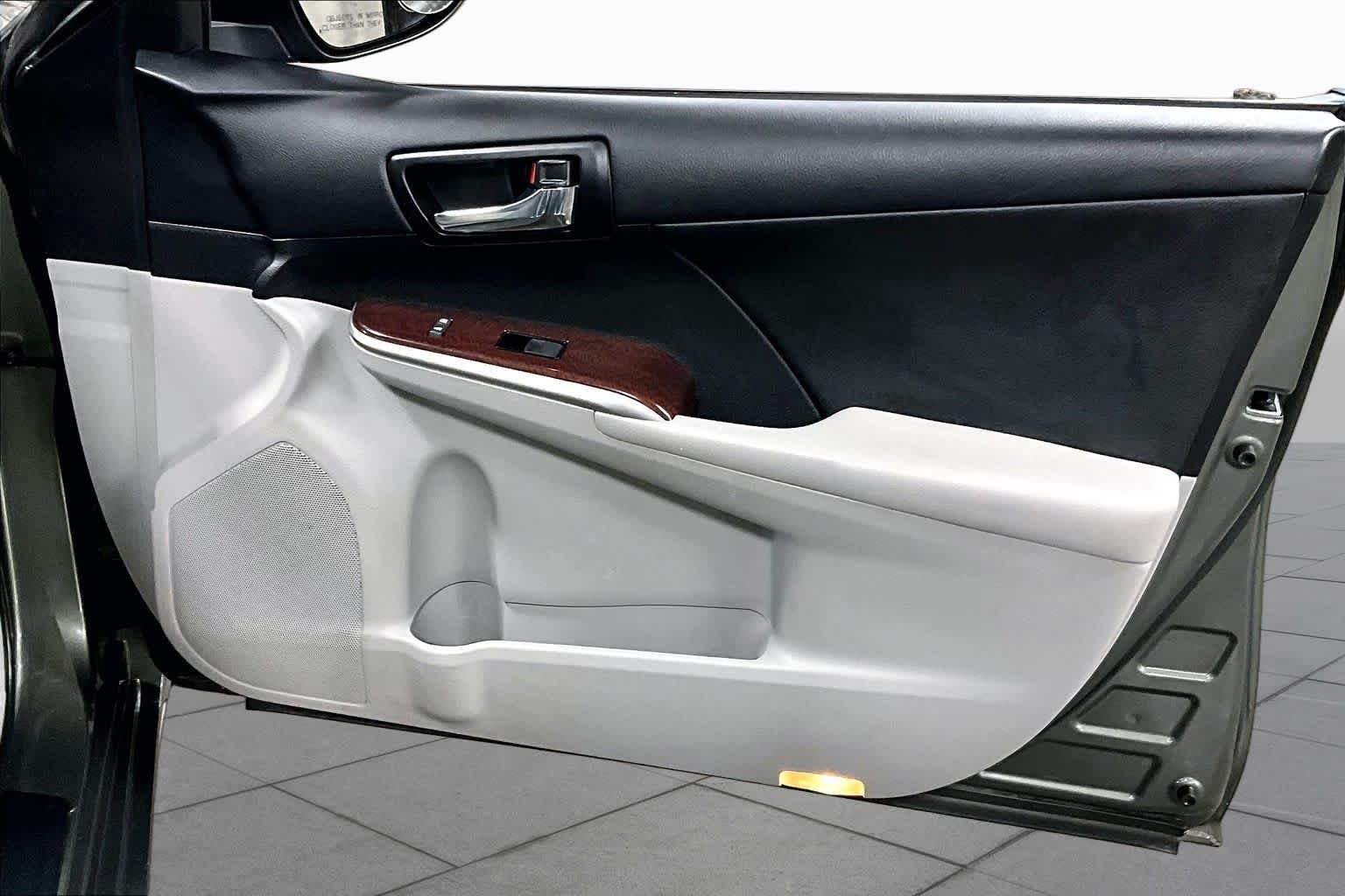 Used 2014 Cypress Pearl Toyota XLE image 22