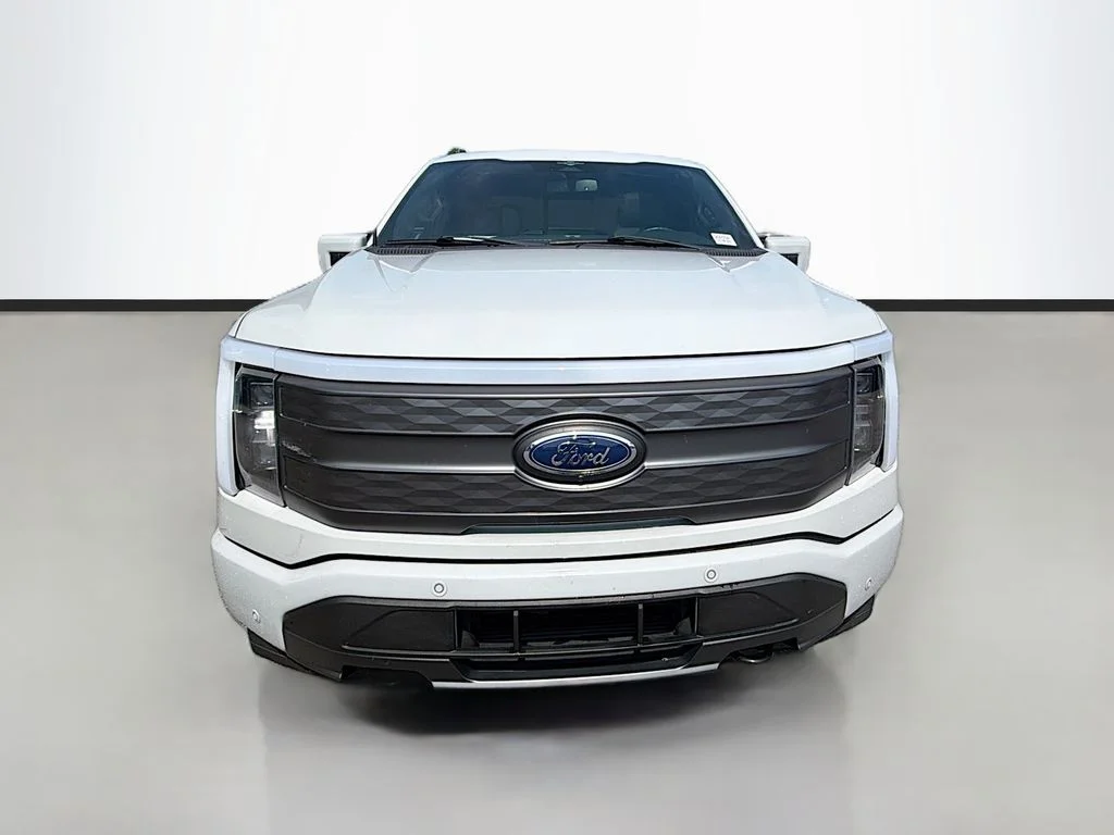 Used 2023 Avalanche Ford Lariat image 2
