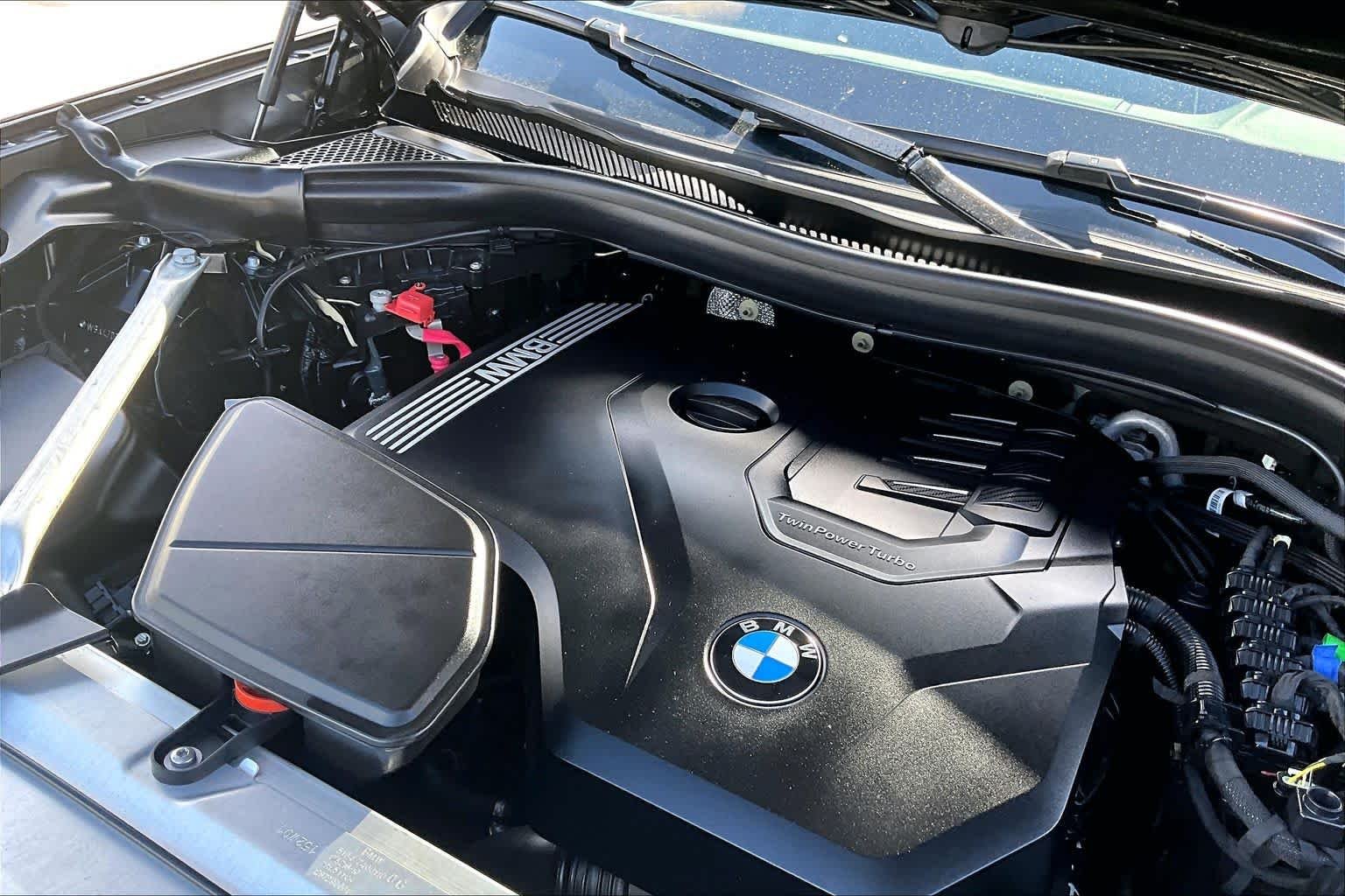 Used 2022 Black Sapphire Metallic BMW sDrive30i image 32