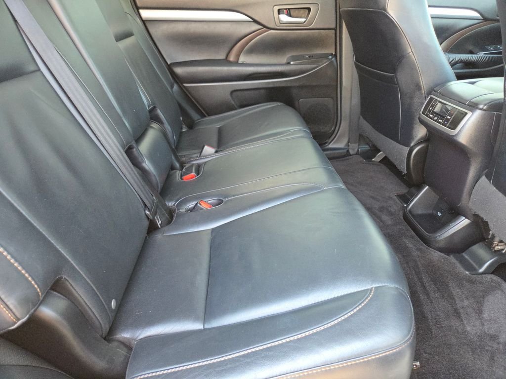 Used 2016 White Toyota XLE V6 image 19