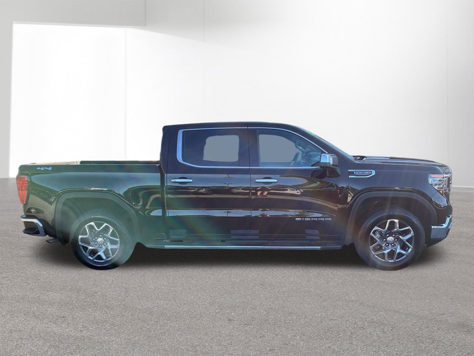 Used 2025 Onyx Black GMC SLT image 2