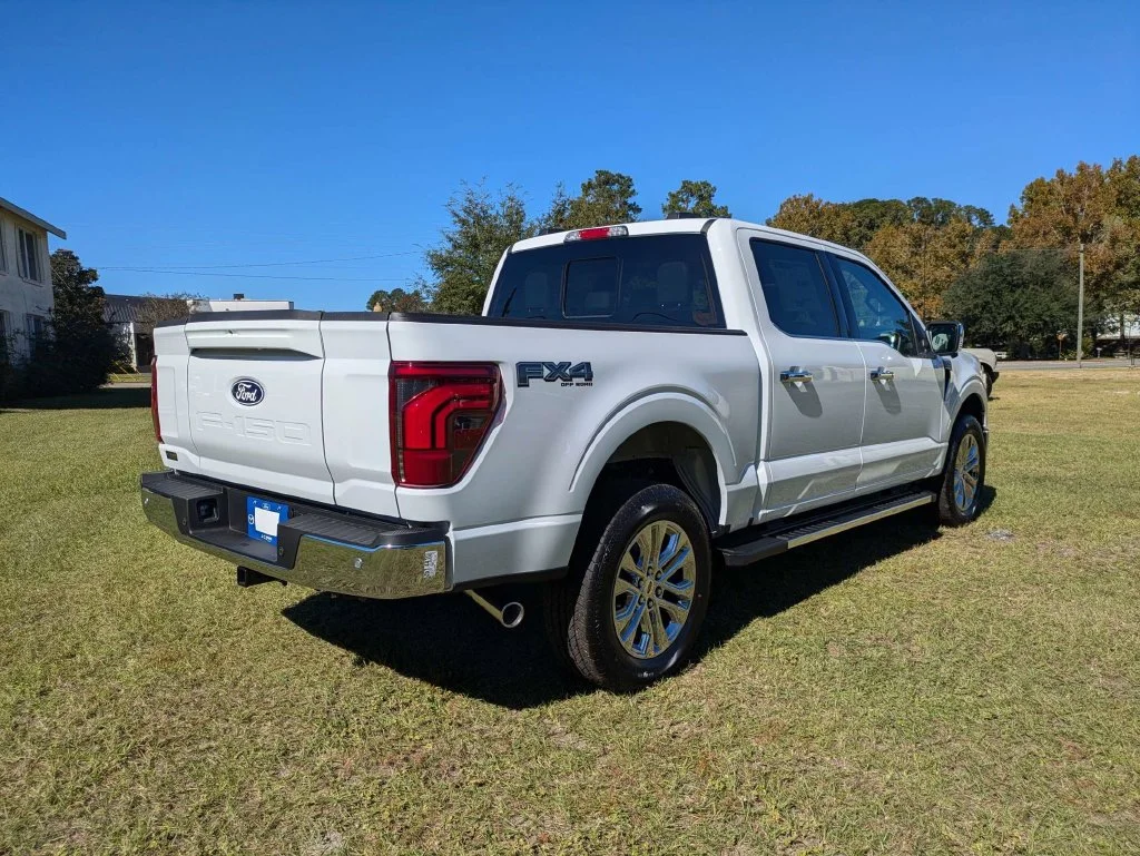 New 2026 Oxford White Ford Lariat image 4