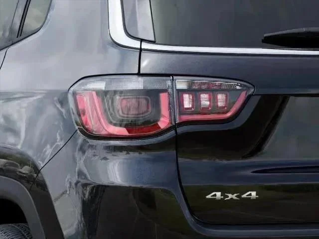 New 2026 Diamond Black Crystal Pearl-Coat Exterior Paint Jeep Limited image 17
