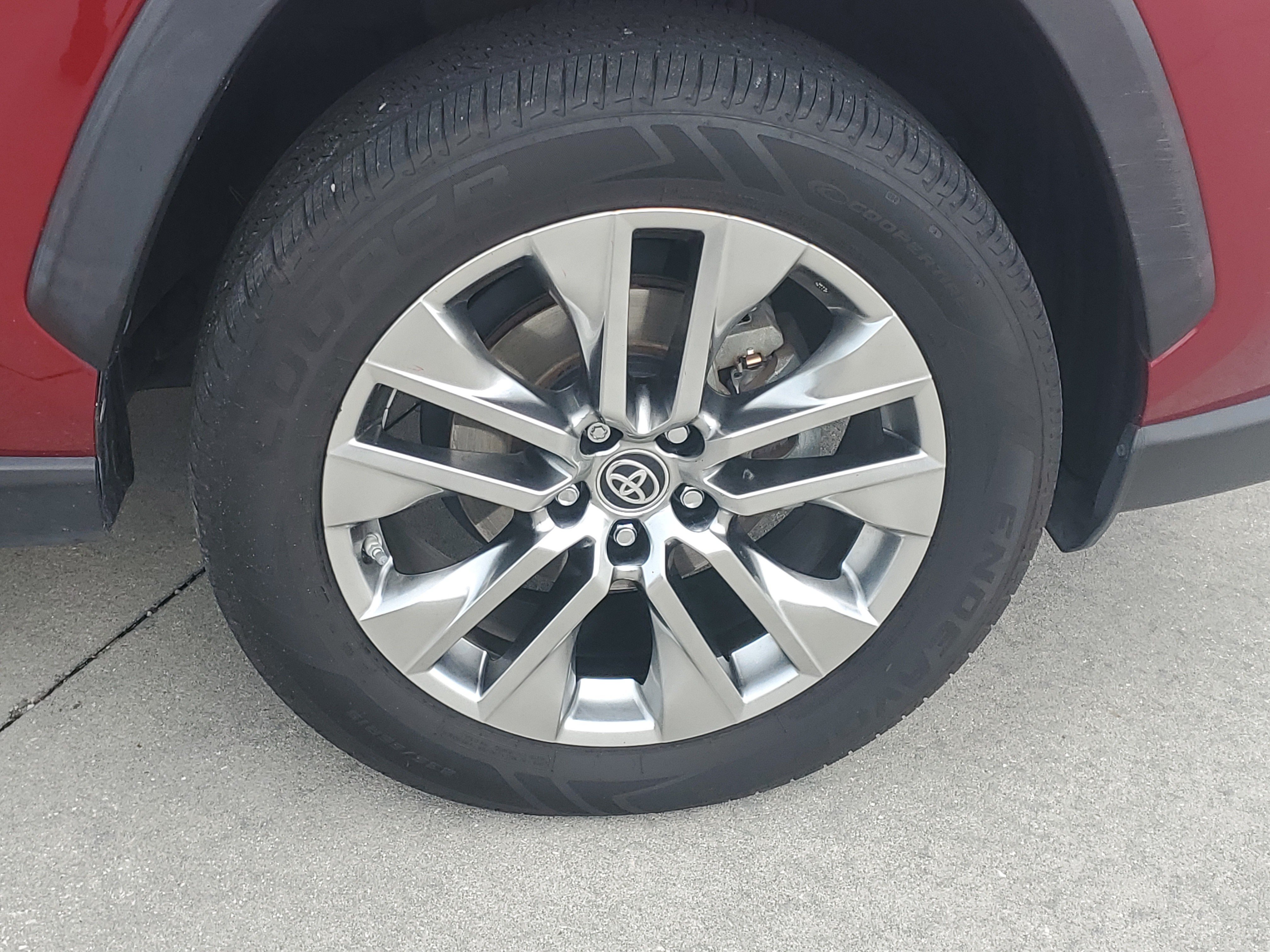 Used 2019 Pearl Toyota XLE Premium image 7