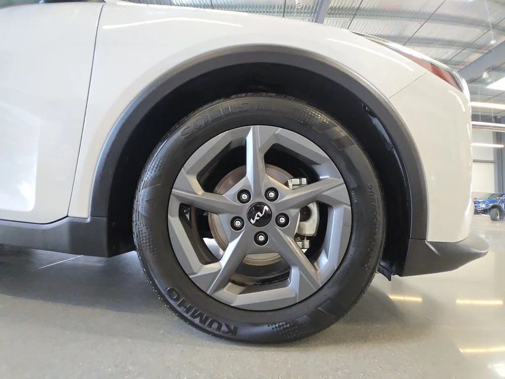 Used 2025 White Kia LXS image 29