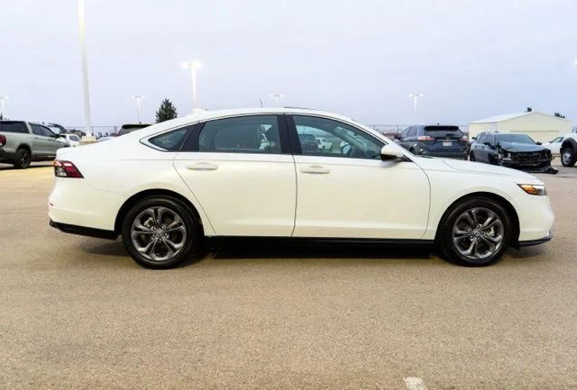 Used 2025 White Honda EX-L image 8