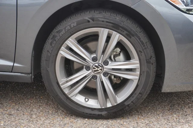 Used 2024 Gray Volkswagen SE image 5