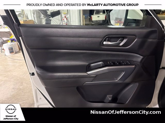 Used 2022 White Nissan SL image 21