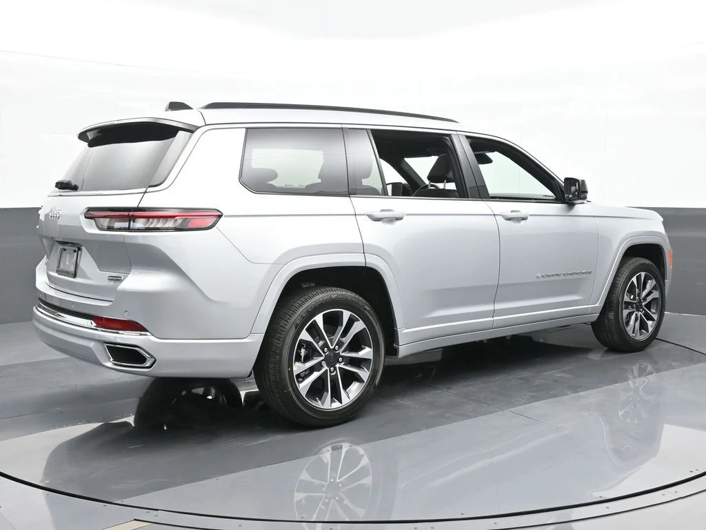Used 2024 Silver Zynith Jeep Overland image 6