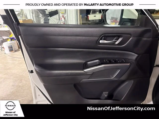 Used 2022 White Nissan SL image 21