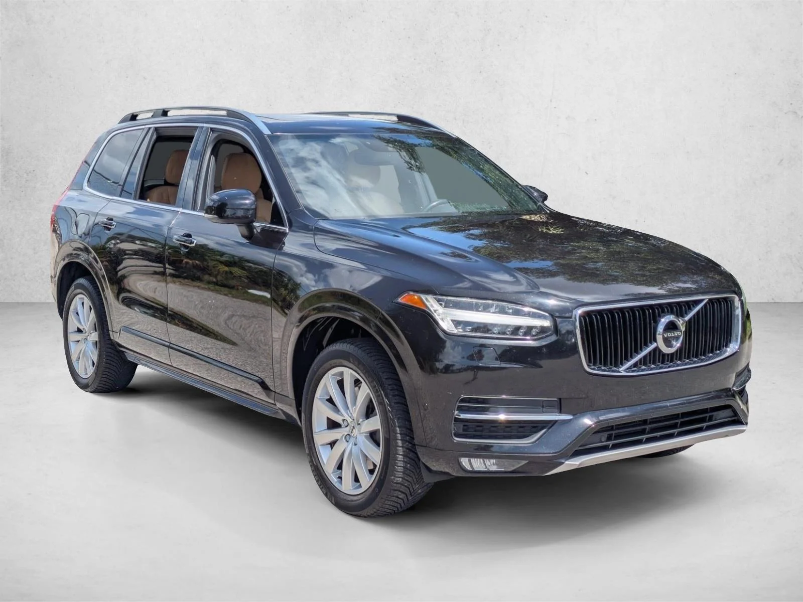 Used 2018 Onyx Black Metallic Volvo Momentum image 2