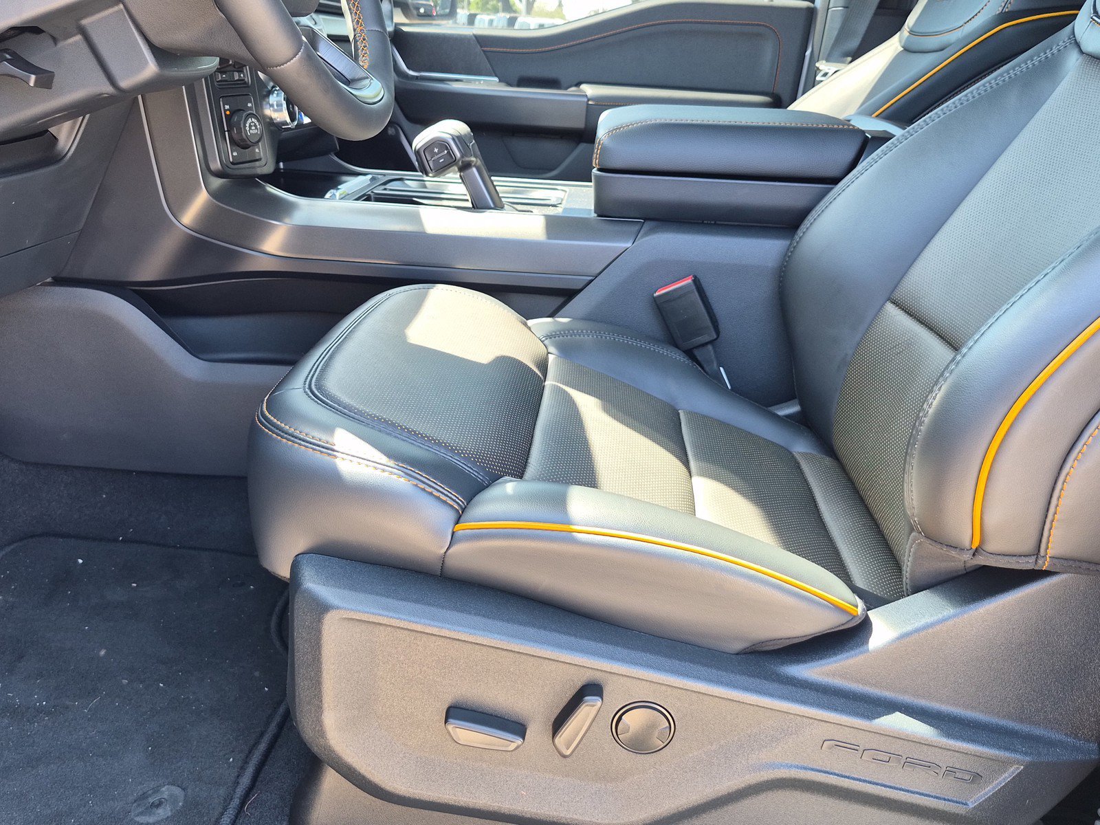 New 2025 Space White Metallic Ford Tremor® image 18