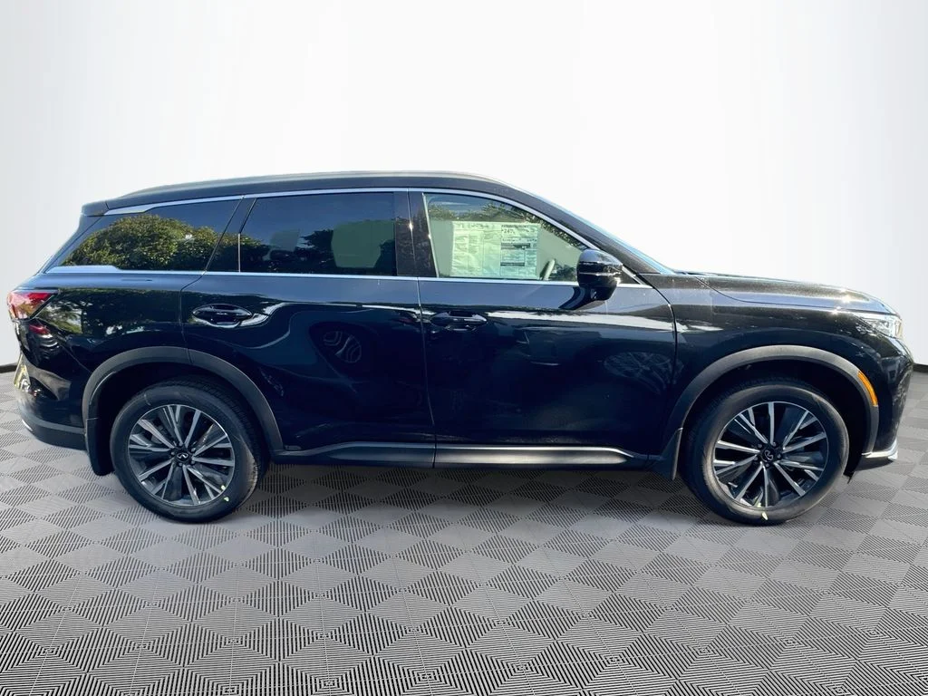 New 2027 MINERAL BLACK INFINITI Luxe FWD image 4