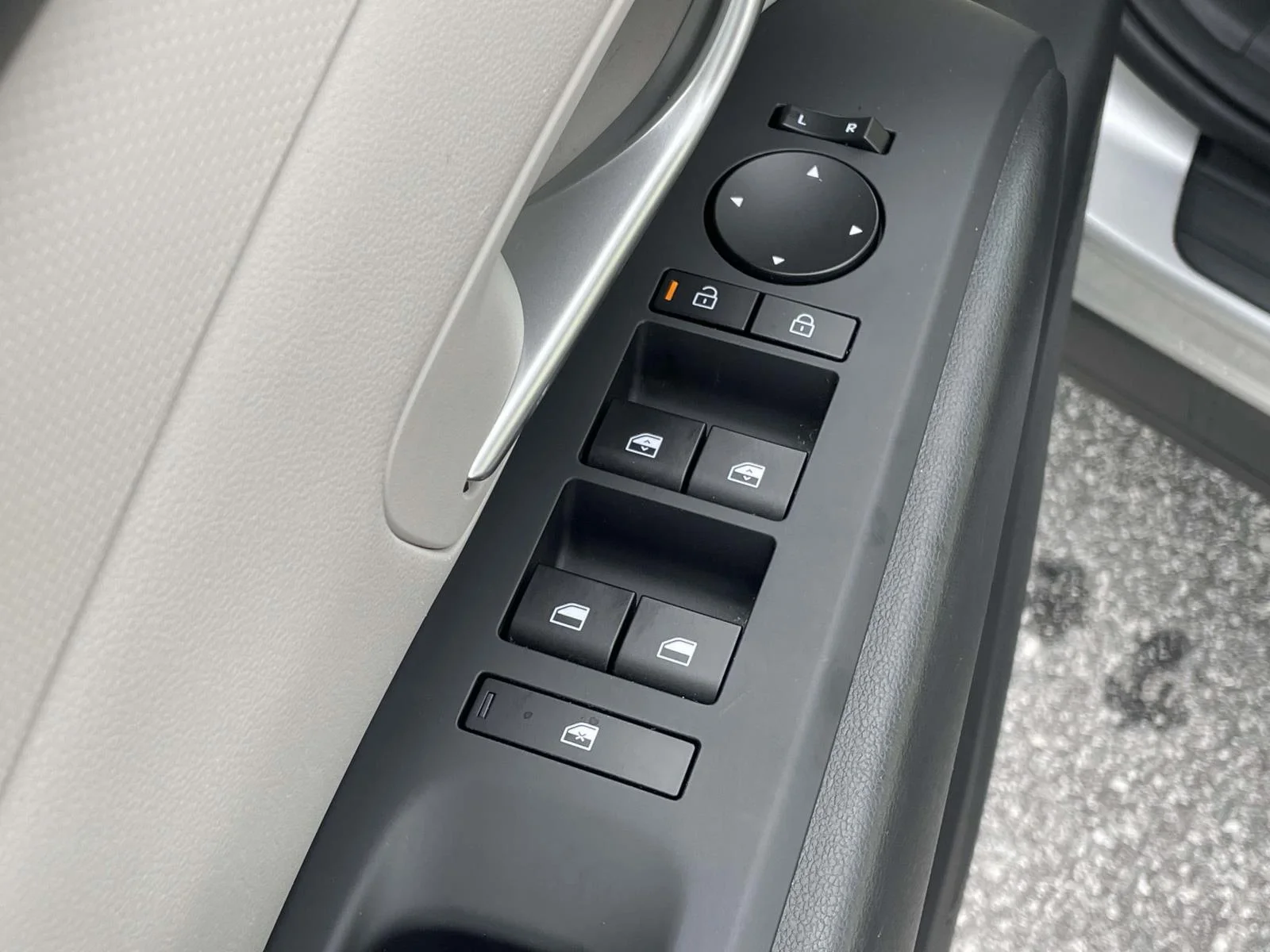 Used 2025 Shimmering Silver Hyundai SEL image 6