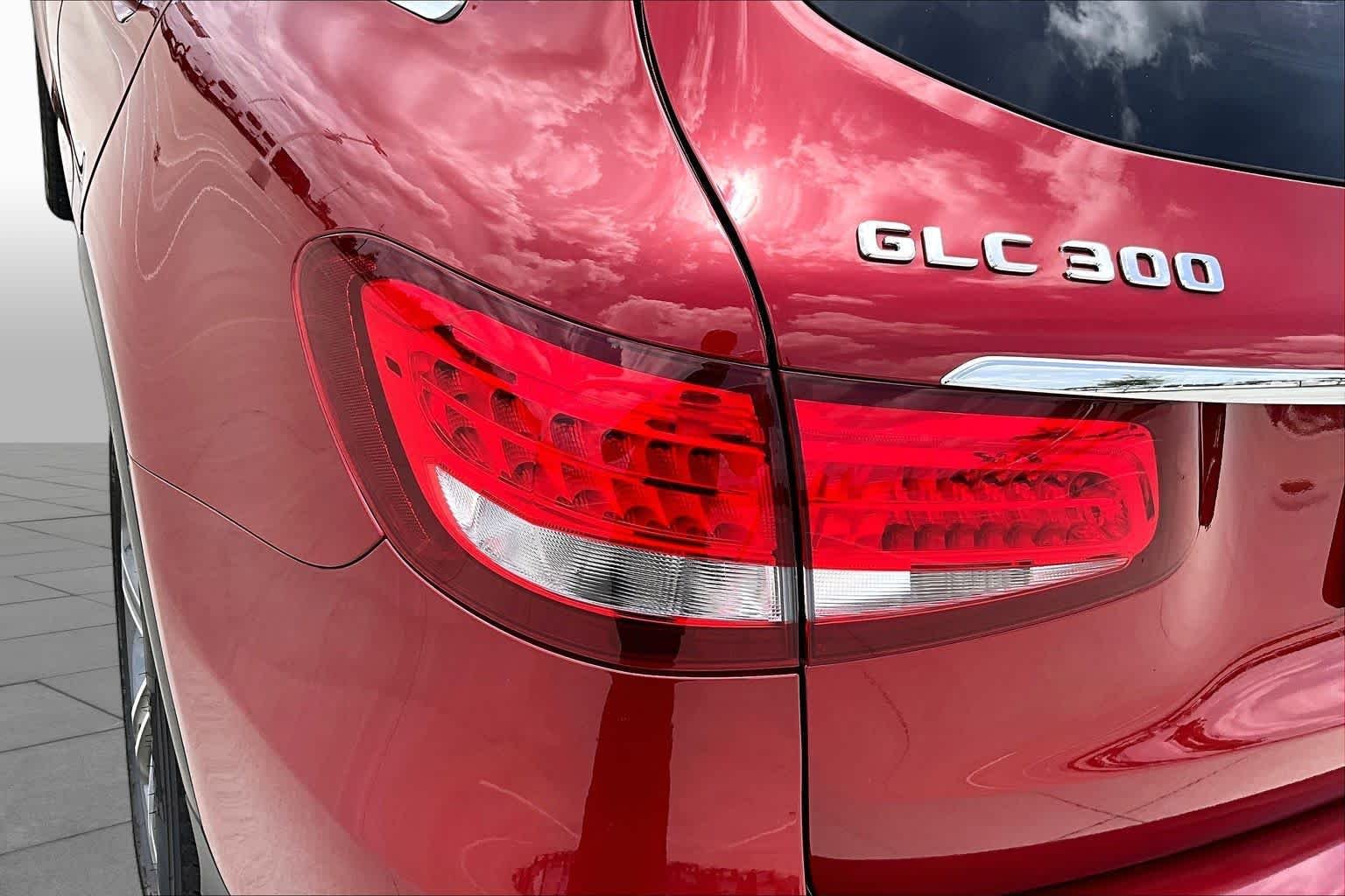 Used 2019 designo Cardinal Red Metallic Mercedes-Benz GLC 300 image 25