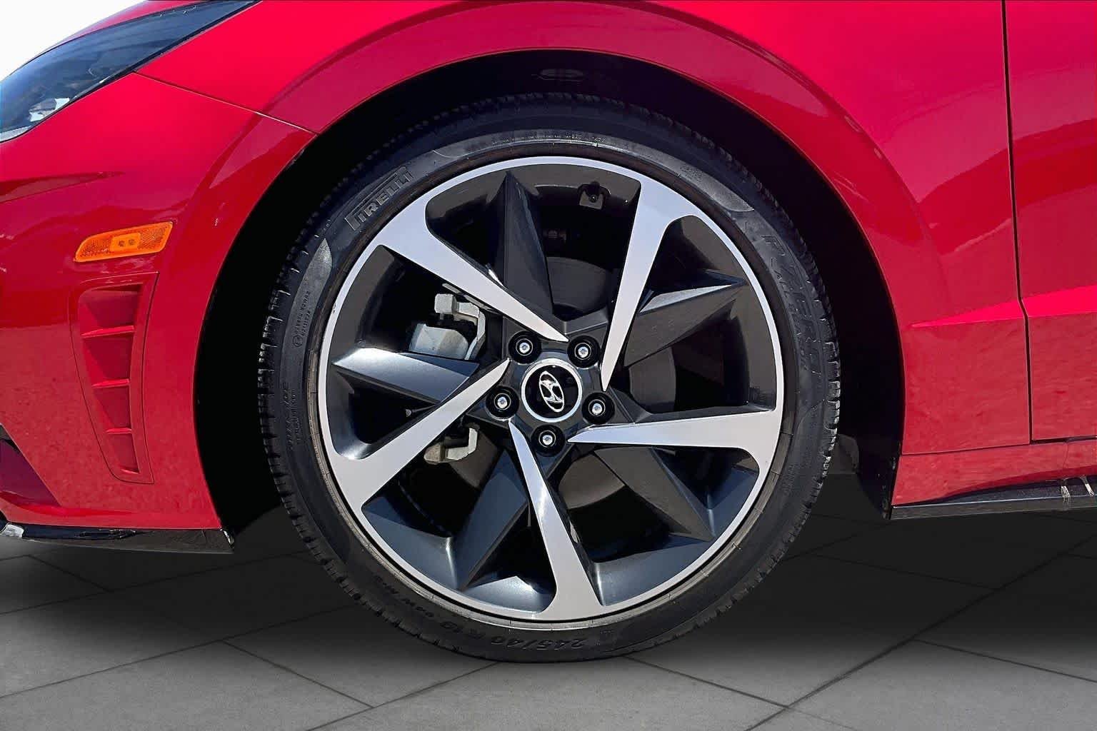 Used 2021 Calypso Red Hyundai SEL Plus image 11