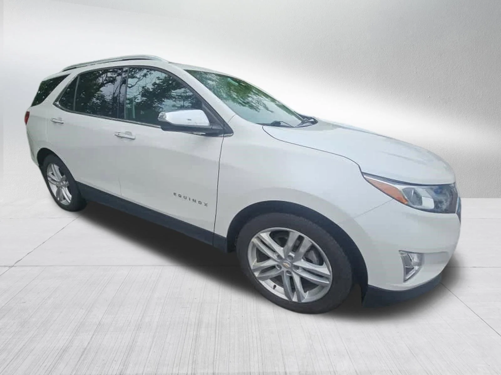 Used 2018 Iridescent Pearl Tricoat Chevrolet Premier image 3