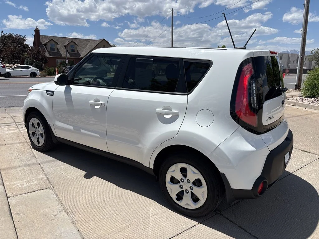 Used 2015 White Kia Base image 7
