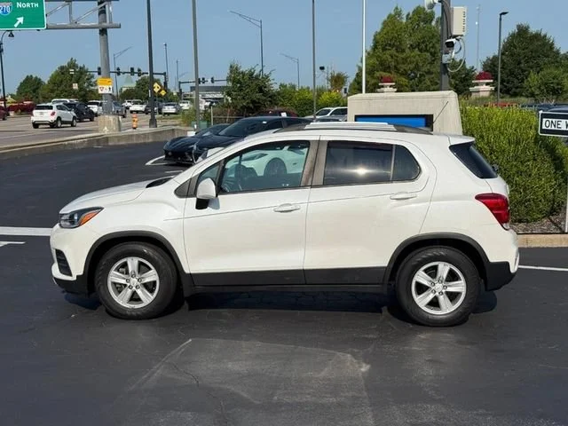 Used 2021 IRIDESCENT PEARL TRICOAT Chevrolet LT image 2