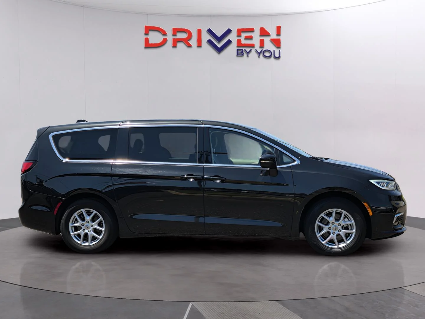 Used 2023 Brilliant Black Crystal Pearlcoat Chrysler Touring L image 6