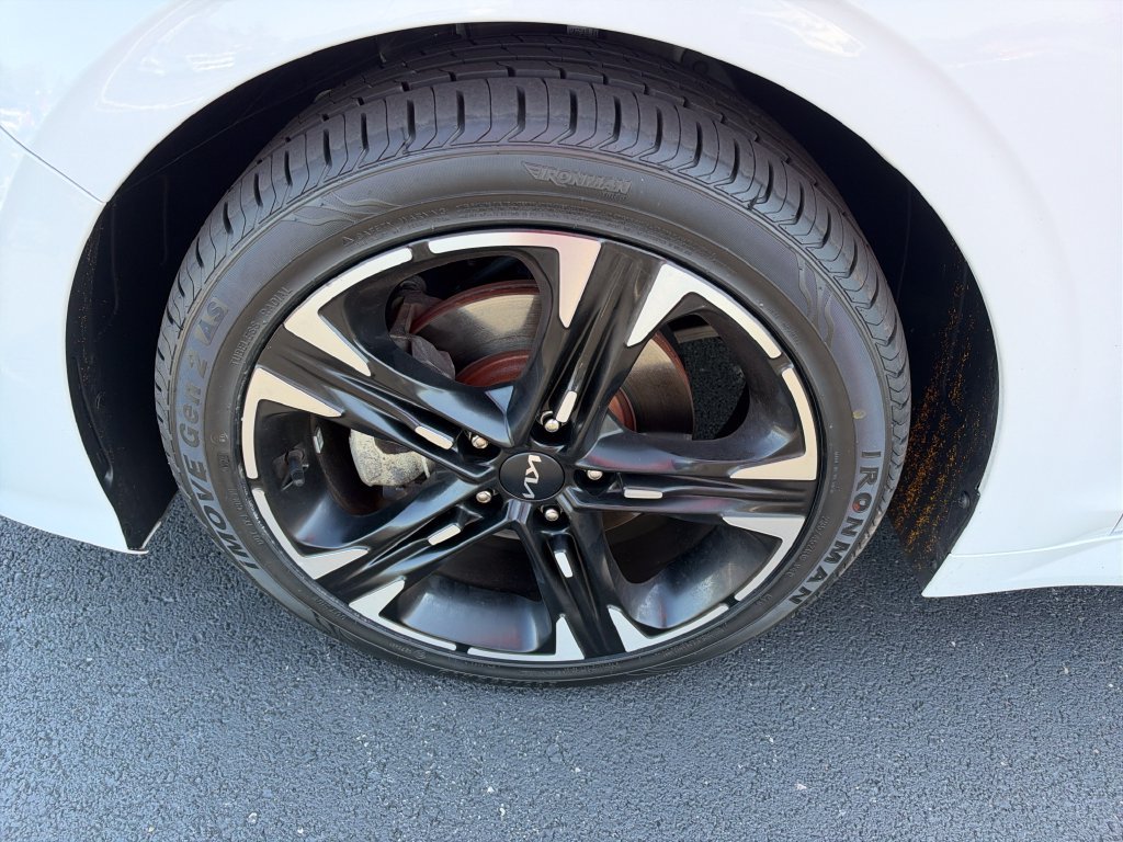 Used 2023 White Kia GT-Line image 10