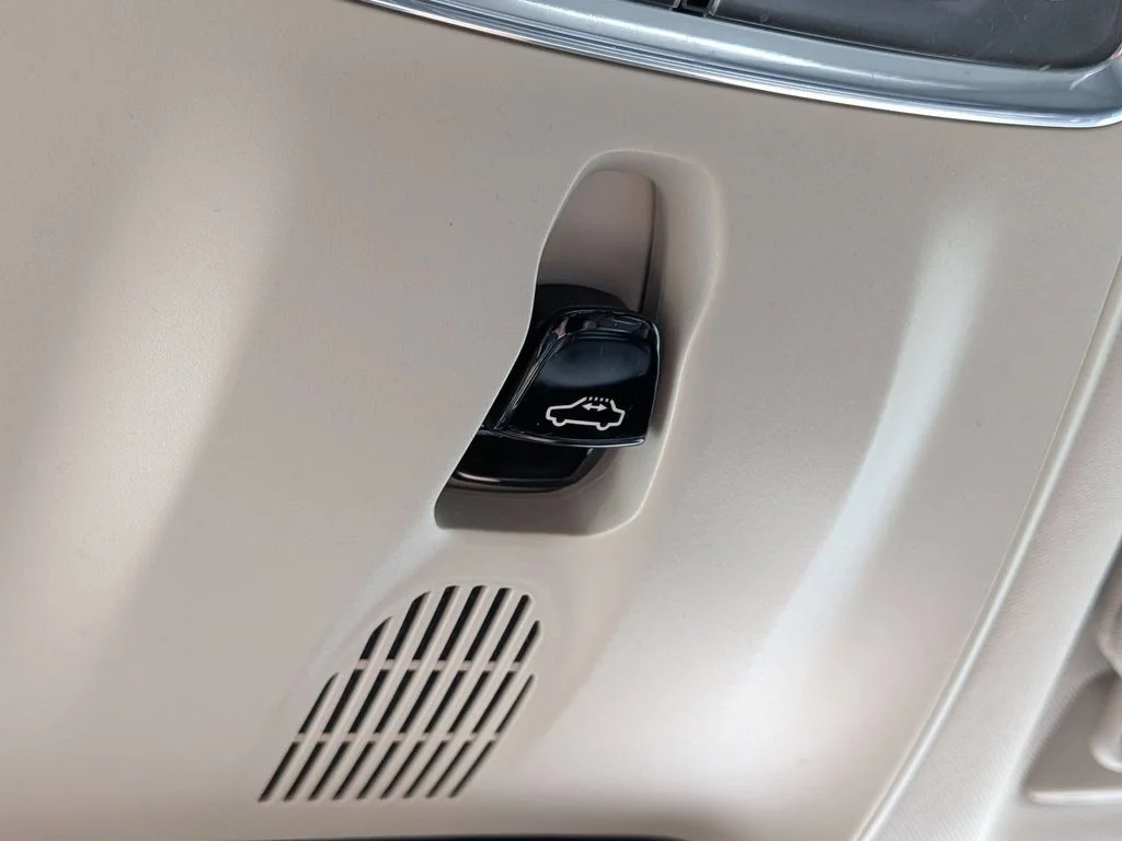 Used 2018 White Volvo T5 Momentum image 21