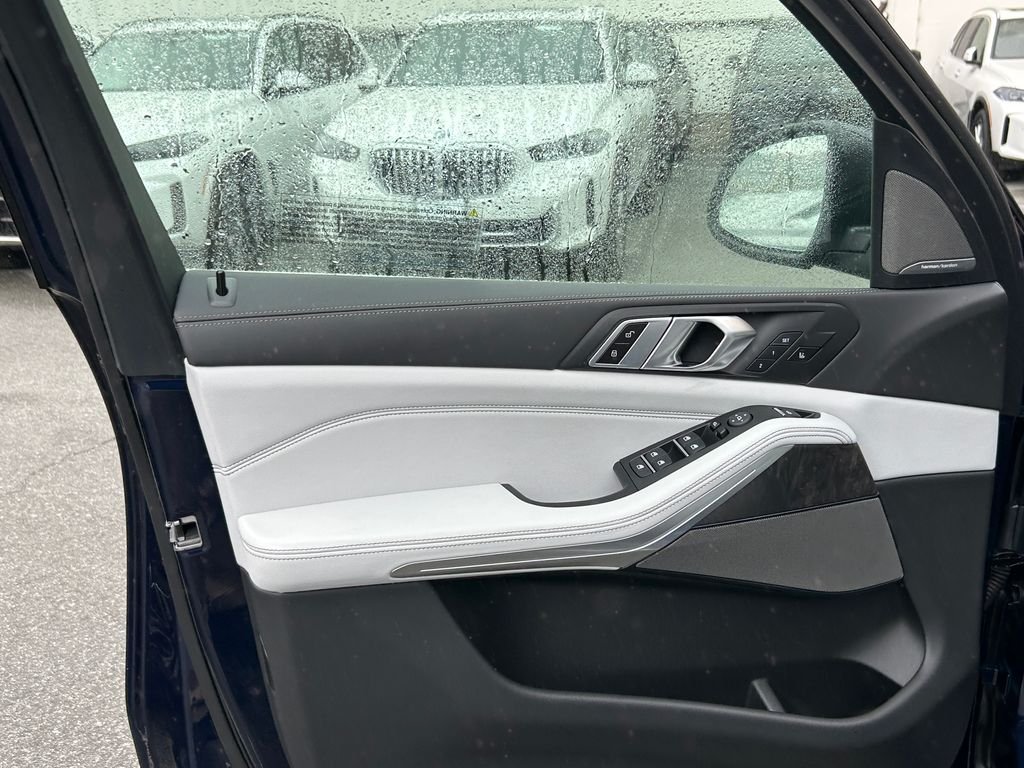 New 2026 Tanzanite Blue II Metallic BMW xDrive40i image 11