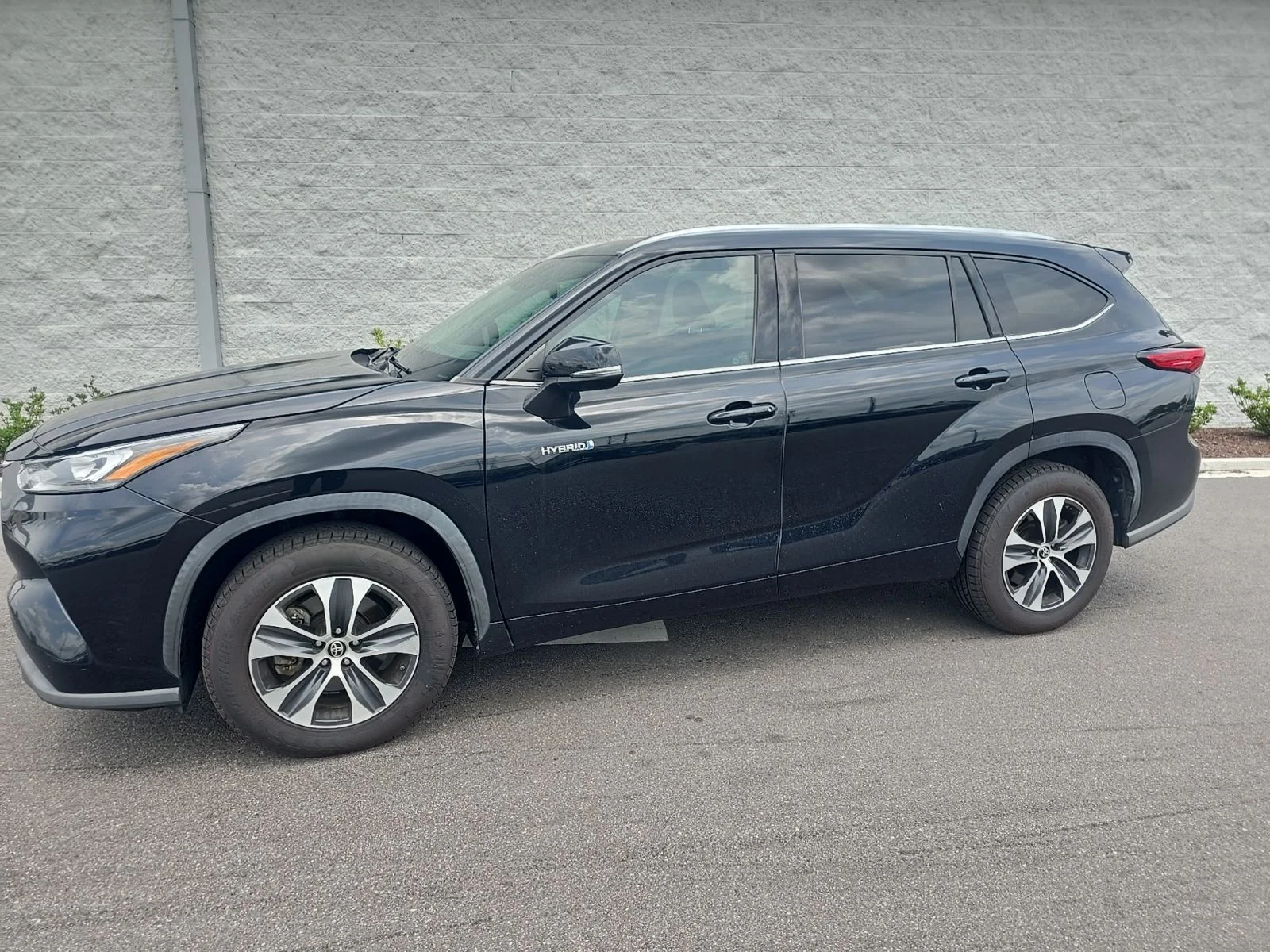 Used 2020 Midnight Black Metallic Toyota XLE image 1
