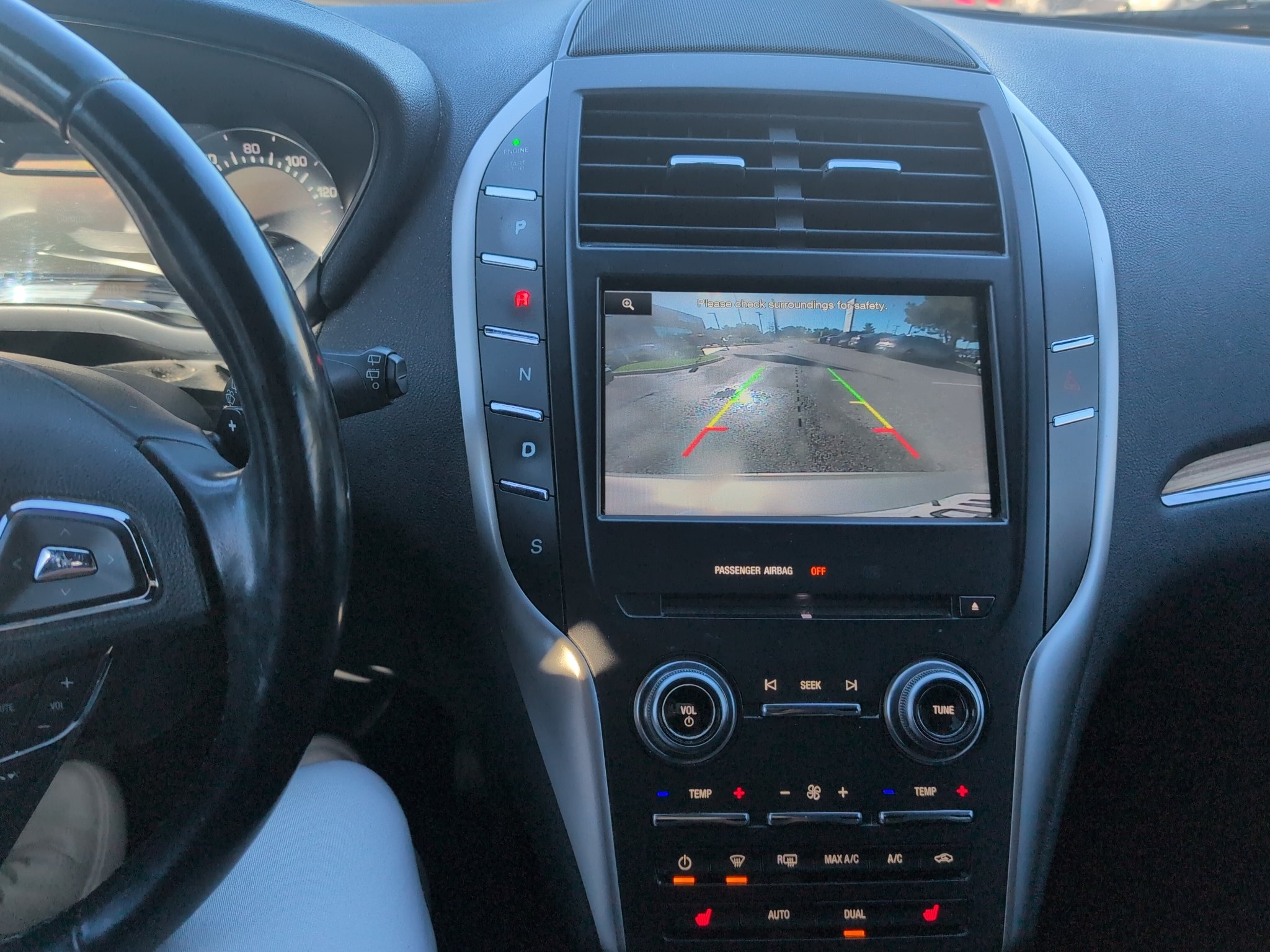 Used 2015 Champagne Lincoln Base image 2