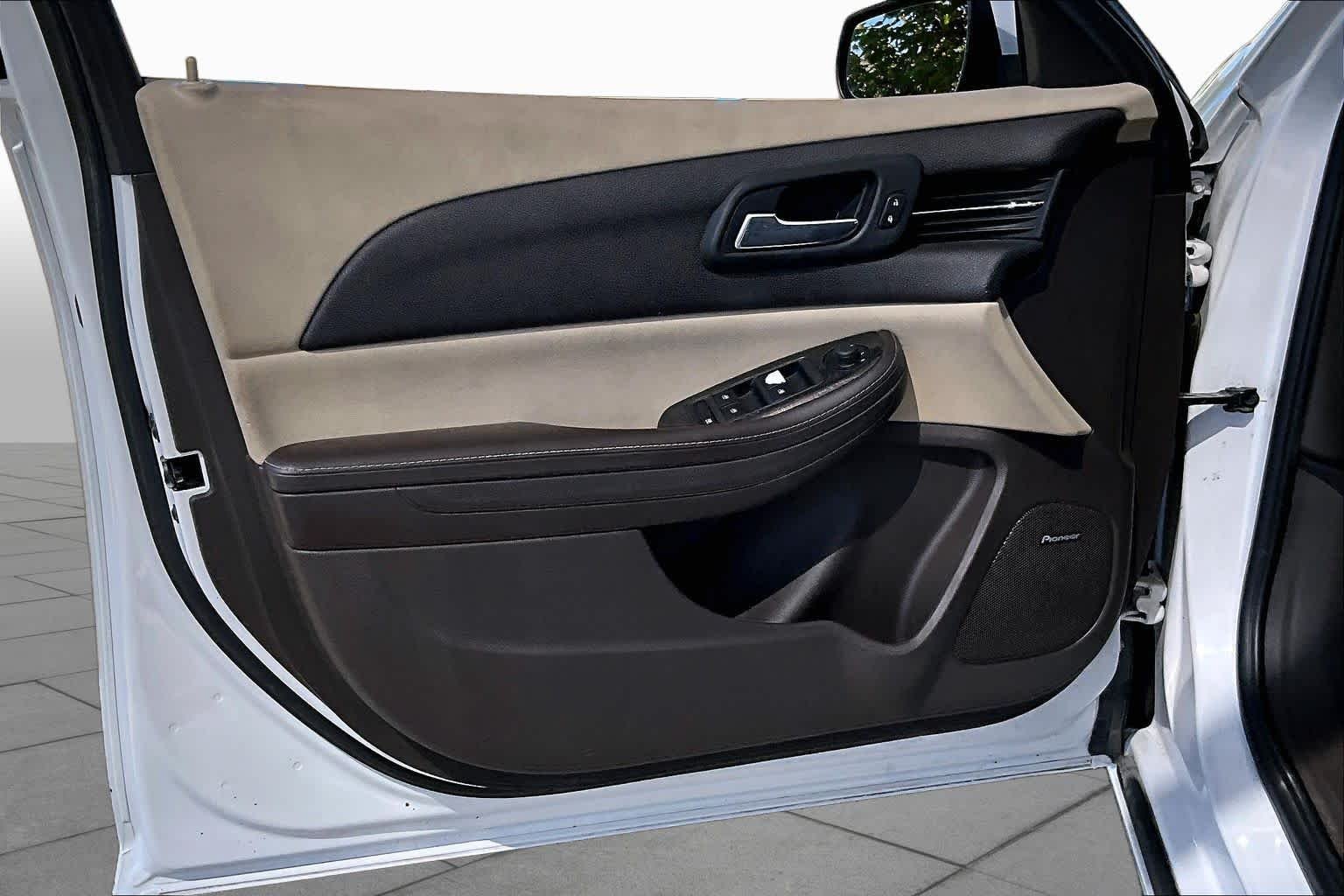 Used 2015 Iridescent Pearl Tricoat Chevrolet LT image 21