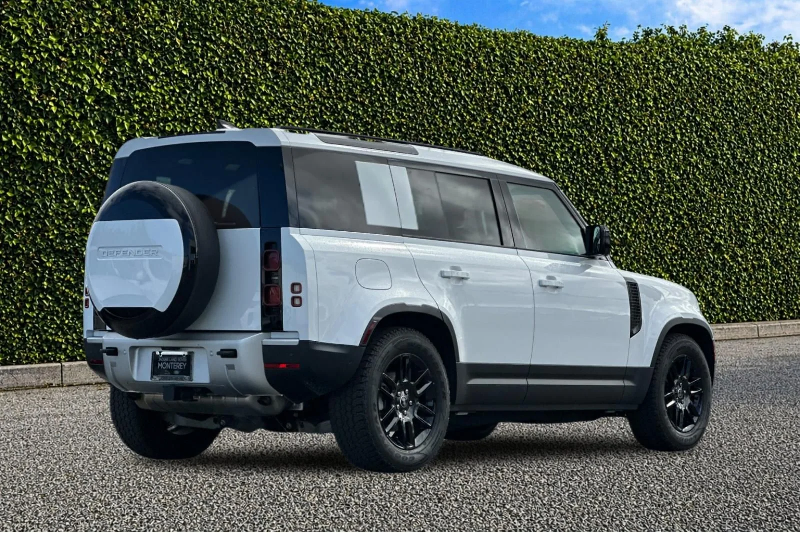 Used 2025  Land Rover S image 4