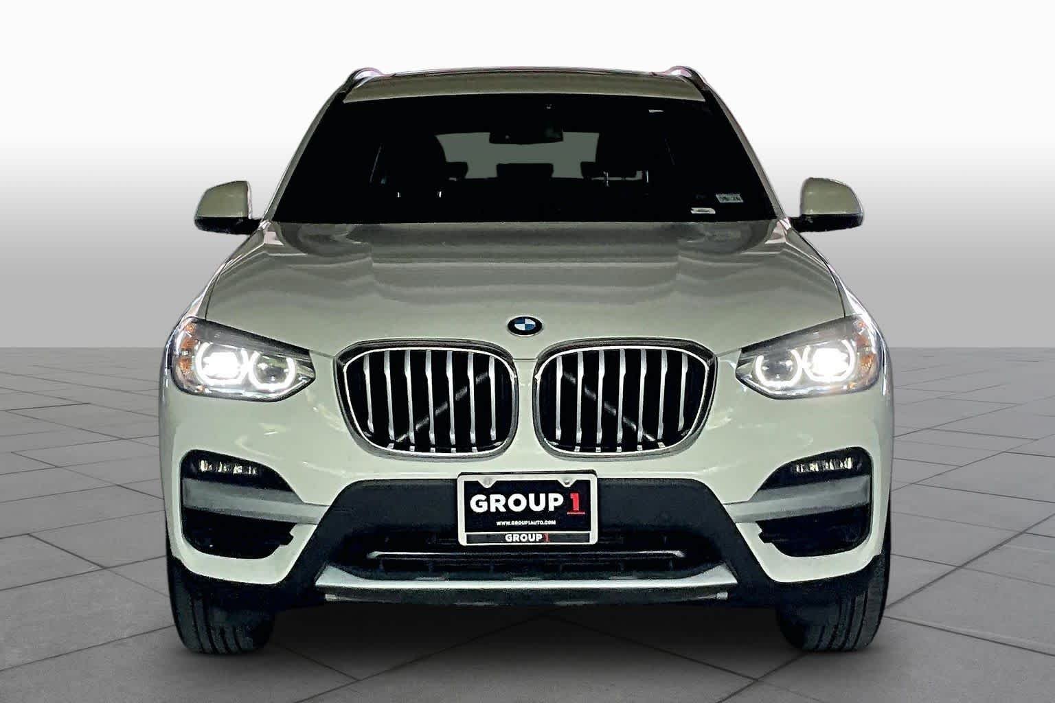 Used 2021 Alpine White BMW sDrive30i image 3