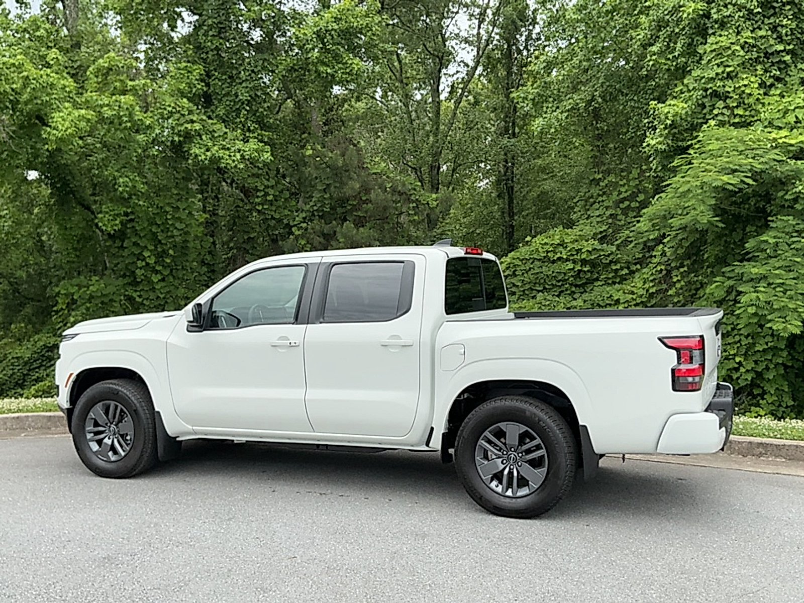 New 2026 Glacier White Nissan Crew Cab SV 4x2 image 3