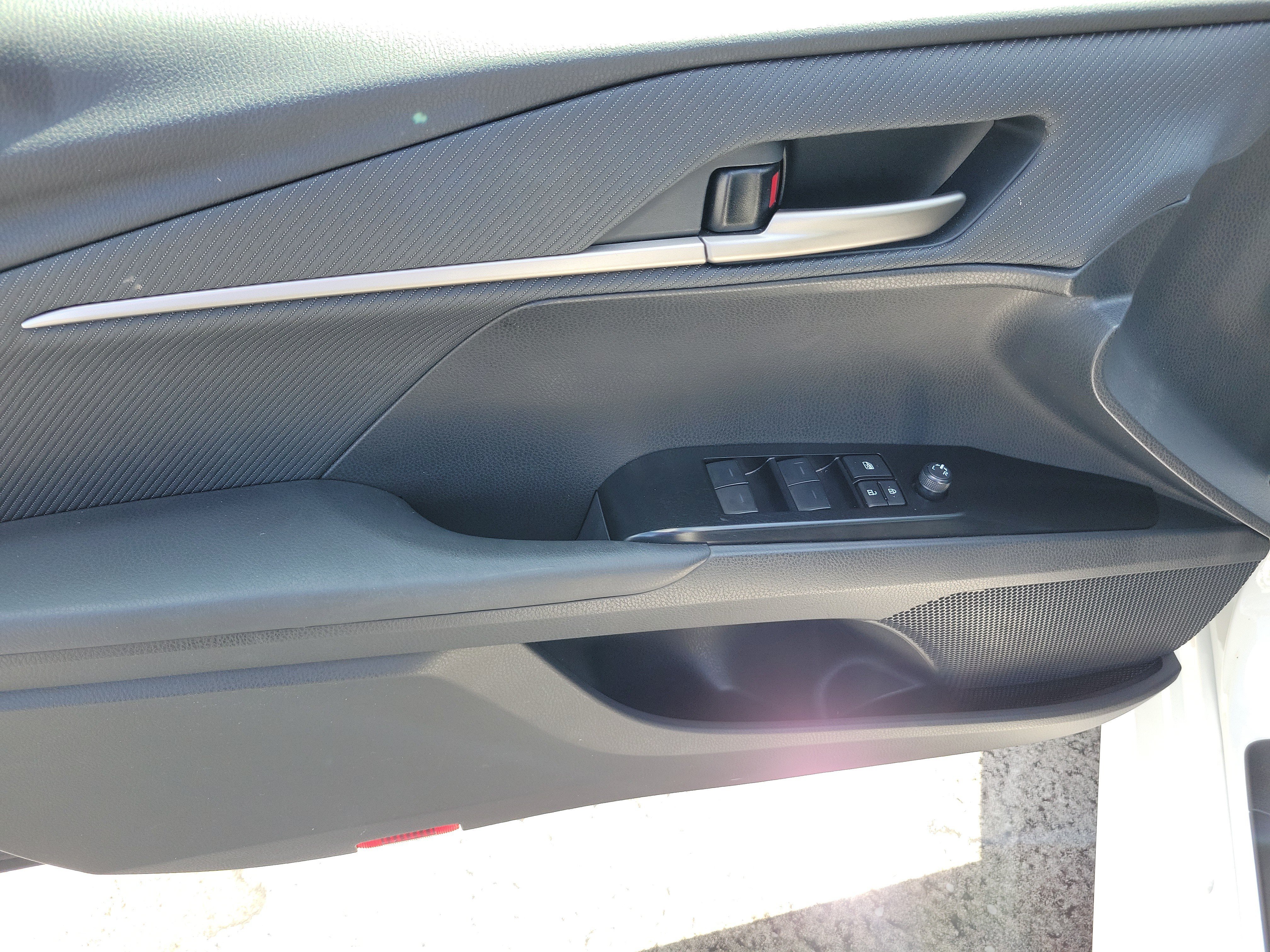 Used 2025 Ice Toyota SE image 19