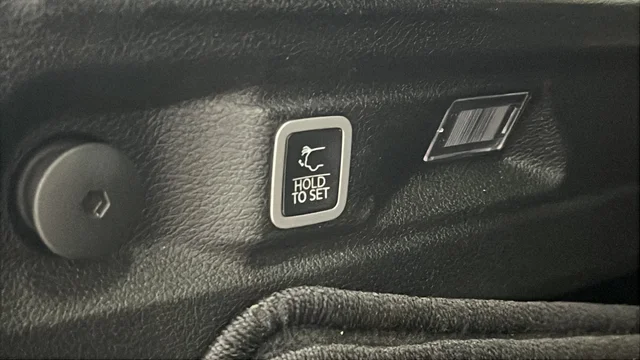 Used 2021 Diamond Black Jeep Limited image 27