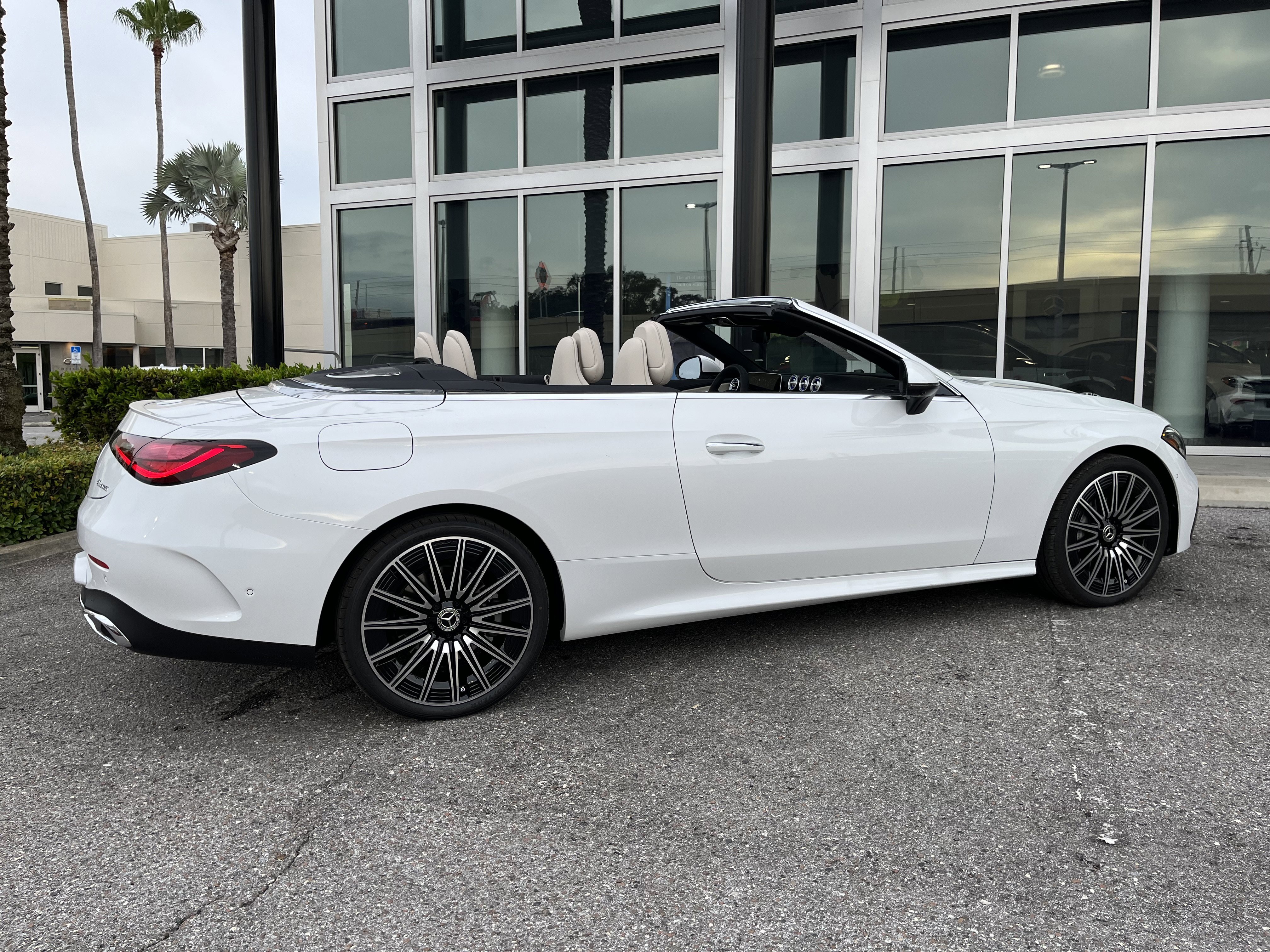 New 2026 MANUFAKTUR Moonlight White Metallic Mercedes-Benz CLE 450 image 7
