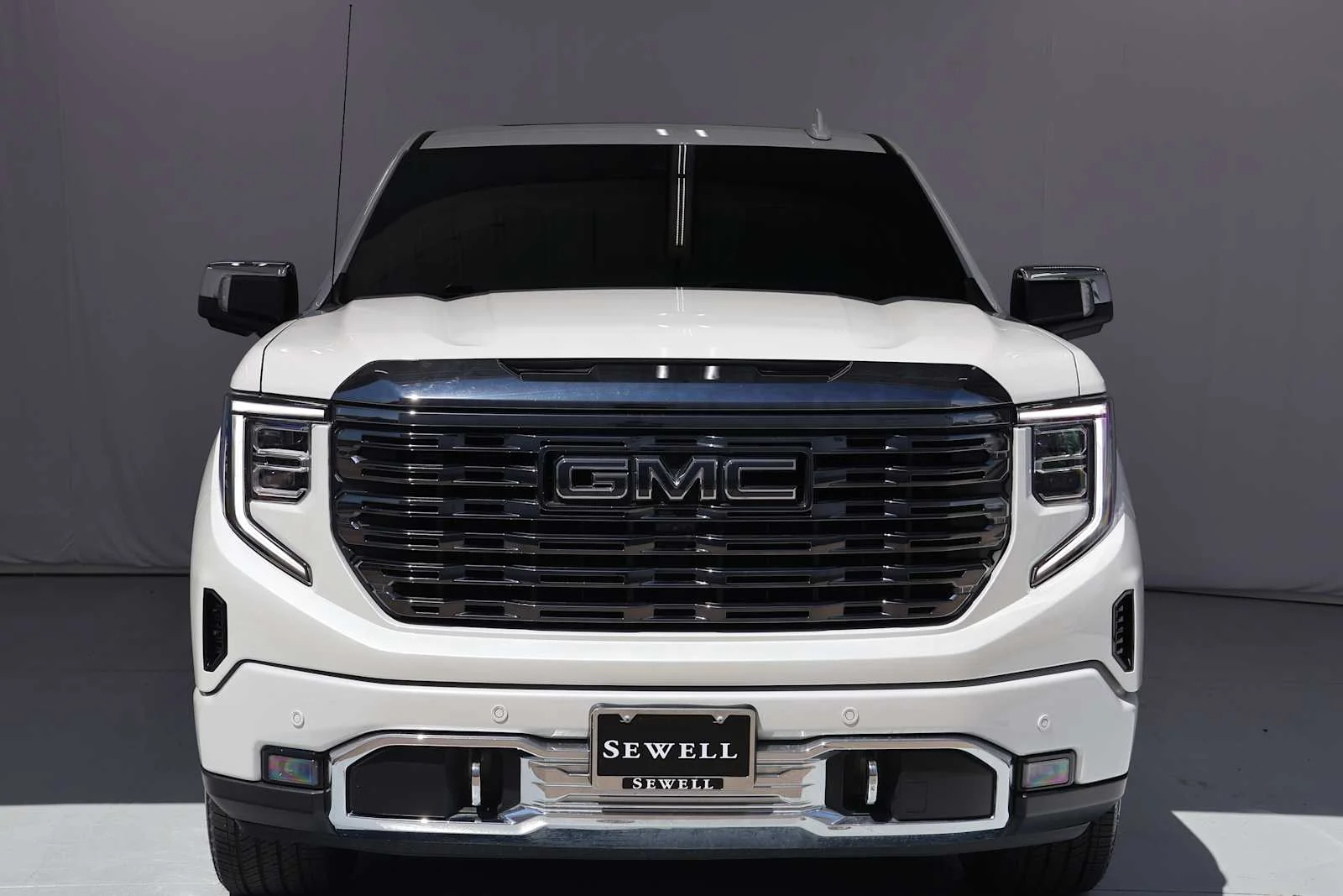 Used 2024 White Frost Tricoat GMC Denali Ultimate image 2